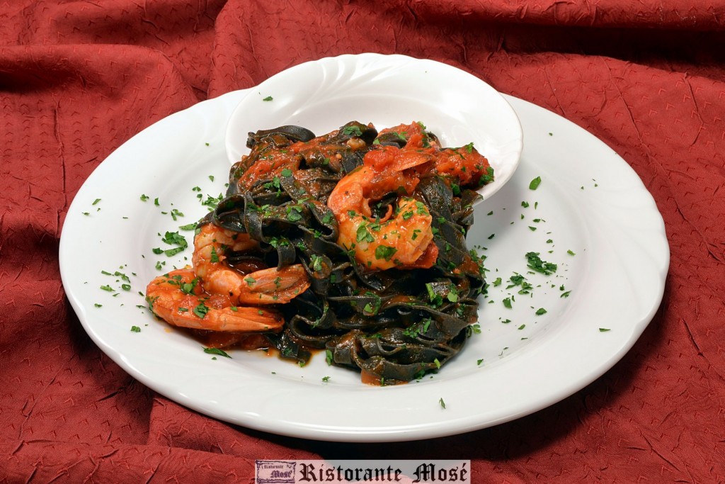 tagliolini in tazza al nero di seppia con gamberoni